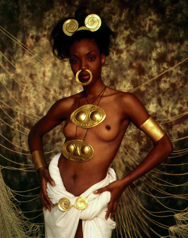 Brazaletes de oro martillado y pectorales en forma de espiral. Estilo Tairona, Sierra Nevada de Santa Marta, Magdalena.
Pectorales ovalados de oro martillado con rostros abstractos repujados. Estilo Sinú, río Sinú, Córdoba.
Nariguera colgante. Estilo Quimbaya, Viejo Caldas. Réplica de precolombinos, Galería Cano.
Tejido de punto, Medellín.
Chinchorro de cumare, Vaupés. Nacho Marín