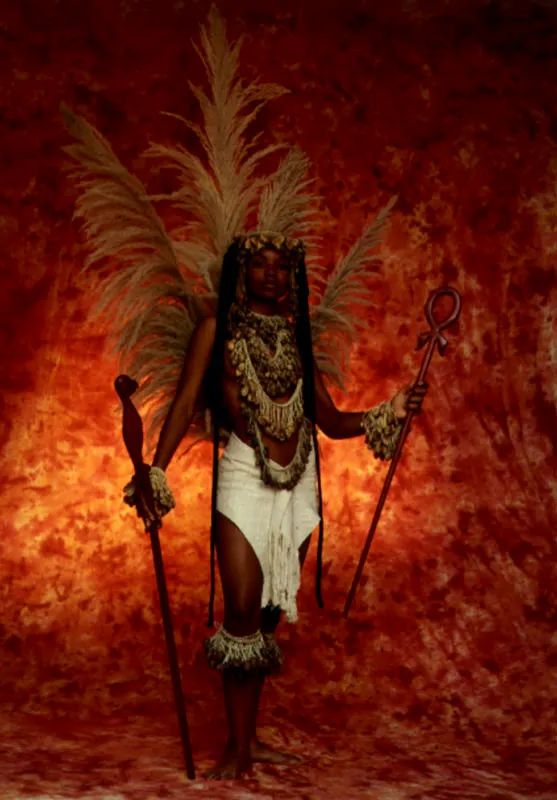 Sonajeros de semillas de cascabel de diferentes tipos, ensartadas en hilos de cumare entorchado. Amazonia.

Bastones ceremoniales tallados en madera palosangre, rematados con figuras mitolgicas zoomorfas. Amazonia.
 Nacho Marn