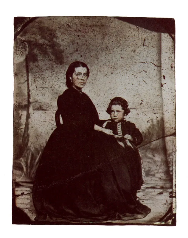 ANONIMO. Retrato de mujer y niña. 1860c Ambrotipo 10,8 X 8.3 cm. Propiedad Alicia Barney, Cali.