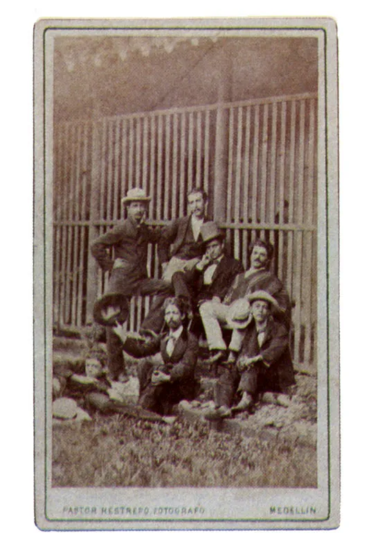PASTOR RESTREPO. Grupo en exterior. 1880c. Medellín. Copia en albúmina. 9. 1 X 5.3 cm. Propiedad particular, Bogotá.