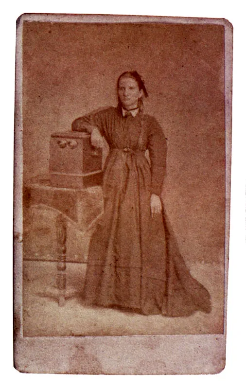 GREGORIO Y ESMARAGDO GOMEZ Retrato femenino, Bogotá. 1880c. Copia en albúmina. 9.0 X 5.8 cm. Propiedad particular, Bogotá.