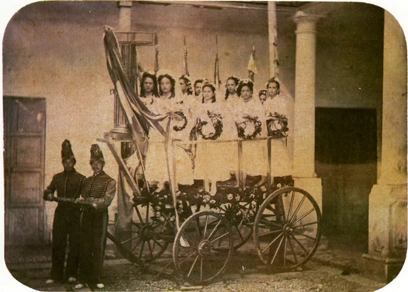 ANÓNIMO. Alegoría a los nueve estados. Bogotá. 1872. Copia en Albúmina. 13.4 X 18.6 cm. Propiedad Roslabina y María Teresa Barón Wilches. Bucaramanga.