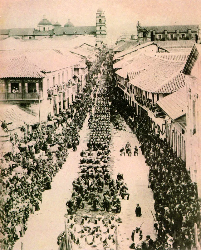HENRI DUPERLY. Procesión de Corpus Christi en la Calle Real. Bogotá. 1985. Copia en albúmina. 23.7 X 19.2 cm. Propiedad Carlos Montoya Restrepo. Bogotá.