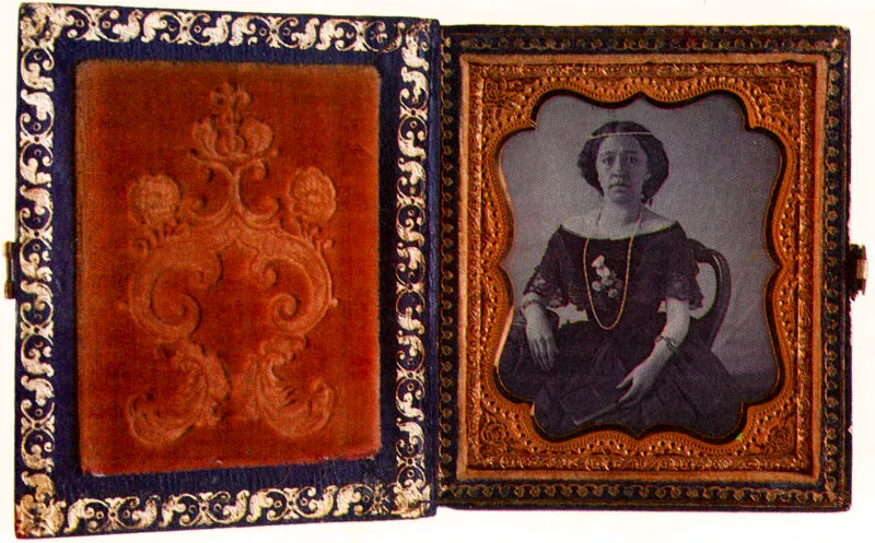 ATRIBUIDO A LUIS GARCIA HEVIA. Dolores Gaitán Díaz. 1848c. Daguerrotipo. 8.3 x 7.0 cm. Colección Museo 20 de Julio, Bogotá.