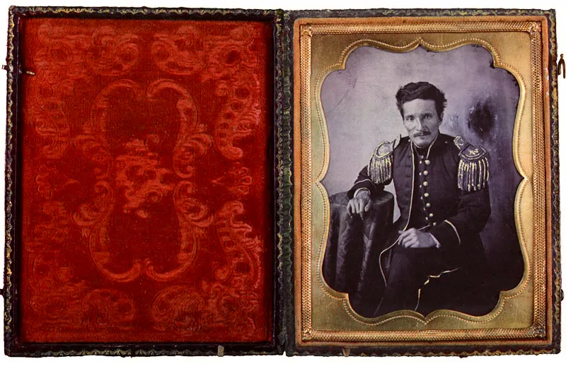 Atribuido a LUIS GARCIA HEVIA. Coronel Ambrosio Amaya. 1860c. Ambrotipo, 10.9 x 8.3 cm. Propiedad particular, Bogotá.