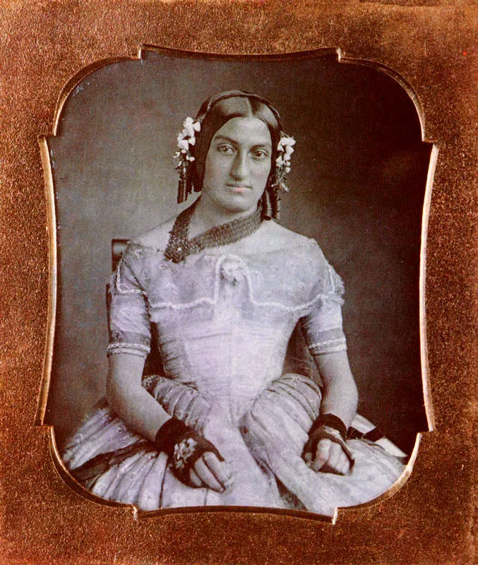ANONIMO. Retrato femenino. Bogotá. 1850C. Daguerrotipo. 6.9 X S. 1 cm. Propiedad Mauricio Villaveces, Bogotá.