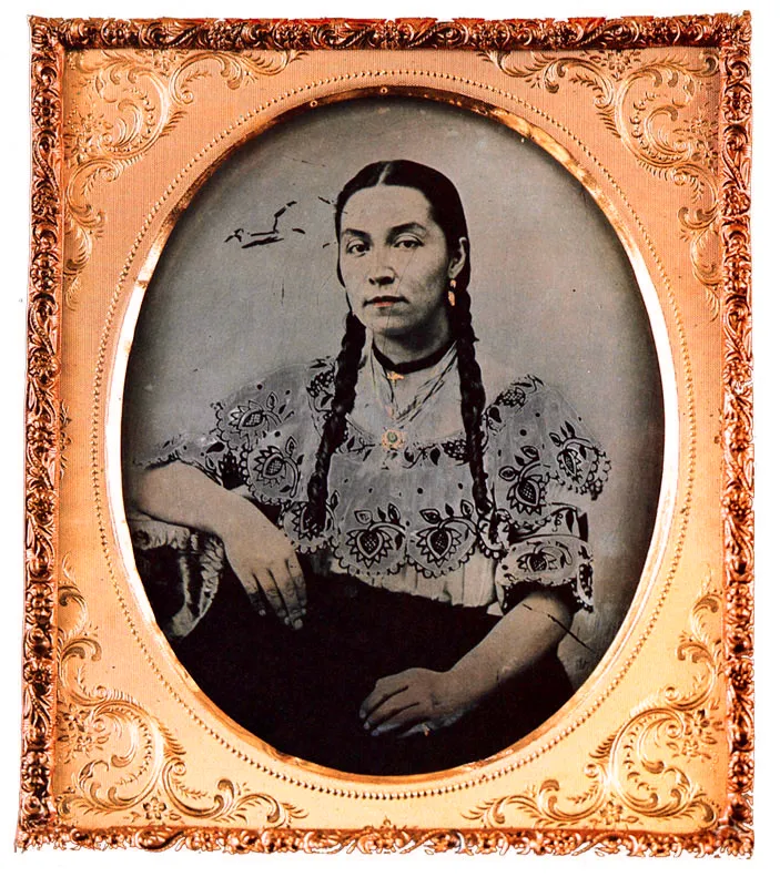 ANONIMO. Retrato femenino. 1860c. Ambrotipo. 8.2 X7.0 cm.. Propiedad Ana María Rueda, Bogotá.