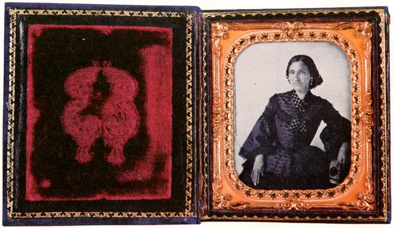 ANONIMO Retrato femenino, 1860c. Ambrotipo. 8.1 X 6.9 cm. Propiedad Camilo Velásquez y Señora, Bogotá.