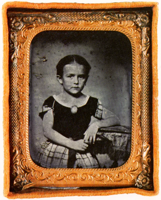 ANONIMO. Retrato de niña. 1860c. Ambrotipo, 6.3 X 5.0 cm. Propiedad Ardila & Lleras, Bogotá.