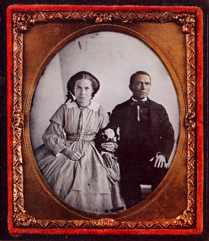 ANONIMO. 
Retrato de pareja. 1865c.
Ambrotipo. 8.2 X 6.9 cm.
Propiedad particular, Bogot. 