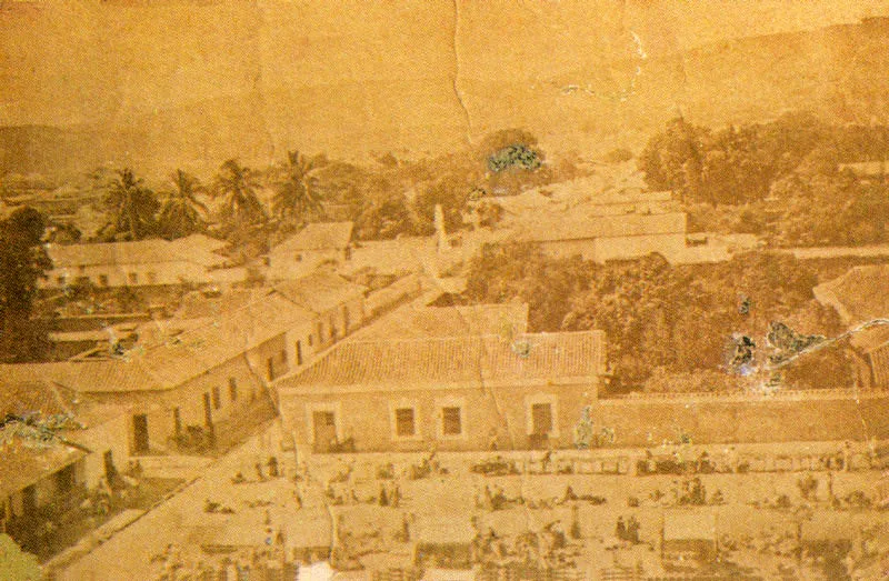 DEMETRIO PAREDES. Plaza de Mercado. Cúcuta. 1867. Copia en albúmina. 9.2 x 14.6 cm. Propiedad Antonio García Herreros, Cúcuta.