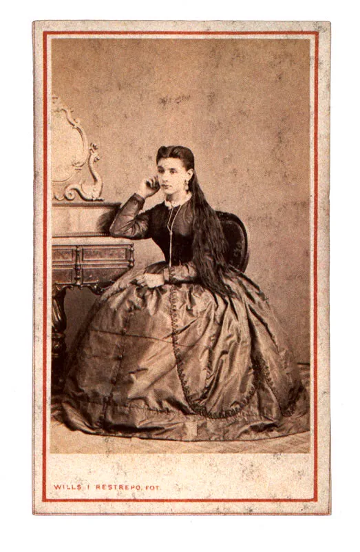 WILLS & RESTREPO Retrato femenino. Medellín. 1870c. Copia en albúmina. 8.8 x 5.5 cm. Propiedad Pilar Moreno de Angel, Bogotá.