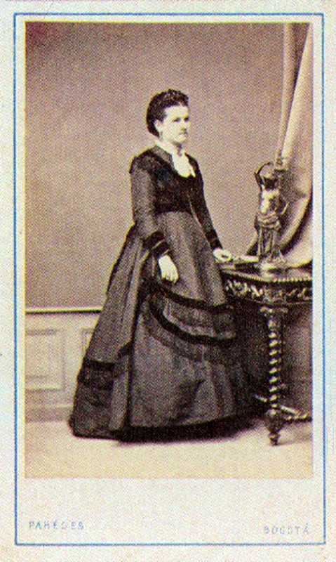 DEMETRIO PAREDES. Matilde S. de Ucrós. 1868c. Bogotá. Copia en albúmina. 8.6 x 5.4 cm. Colección Academia Colombiana de Historia, Bogotá.