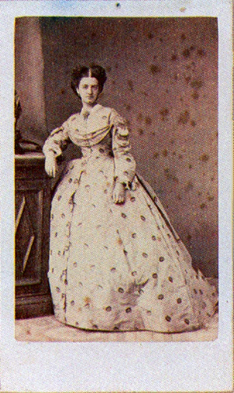 PAREDES & CIA. Tulia Cuevas. 1864c. Bogotá. Copia en albúmina. 8.6 x 5.4 cm. Propiedad Academia Colombiana de 1 Historia, Bogotá.