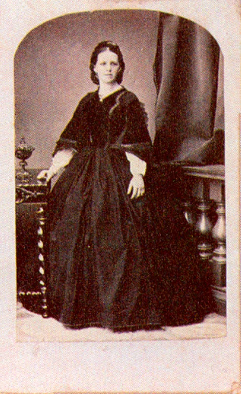 PAREDES & CIA. Mary N.A. Sayer. 1866c. Bogotá. Copia en albúmina. 8.5 x 5.3 cm. Propiedad José Hernán Aguilar, Bogotá.