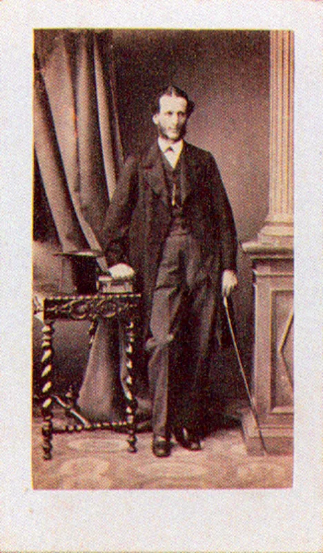 PAREDES & CIA. Ricardo Quevedo Arvelo. 1866c. Bogotá. Copia en albúmina. 8.7 x 5.0 cm. Propiedad Miguel H. Rozo, Zipaquirá.