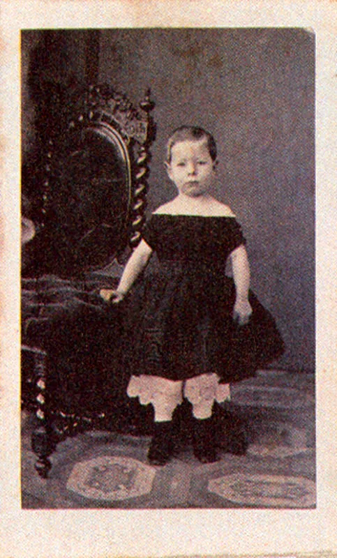 Atribuído a DEMETRIO PAREDES Retrato de niña. 1863c. Bogotá. Copia en albúmina. 8.5 x 5.2 cm. Propiedad, José Hernán Aguilar, Bogotá.