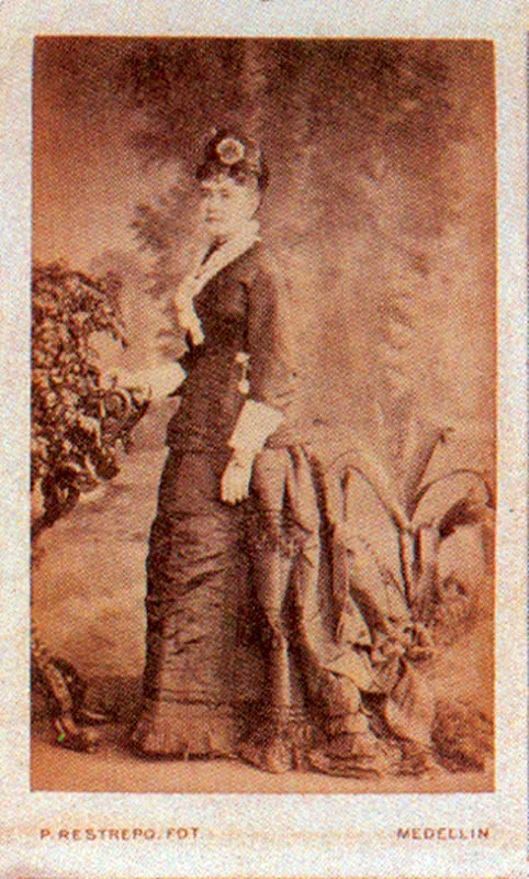 PASTOR RESTREPO. Retrato femenino. 1879. Medellín, Copia en albúmina. 8.7 x 5.5 cm. Propiedad Pilar Moreno de Angel, Bogotá.