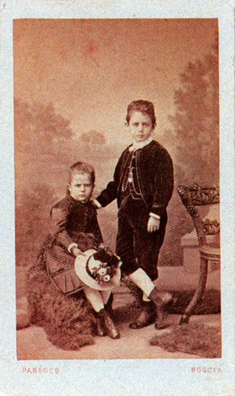 DEMETRIO PAREDES. Retrato de dos niños. 1875c. Bogotá, Copia en albúmina. 9. 1 X 5.5 cm. Propiedad Liborio Cuéllar, Bogotá.