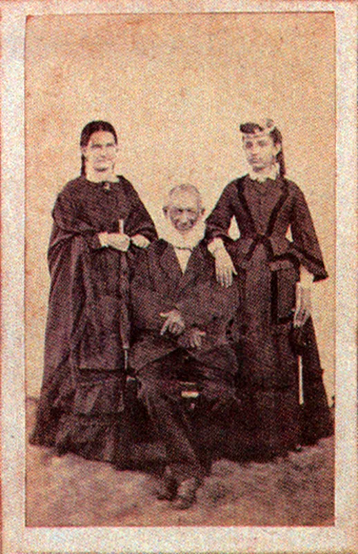 PROCOPIO HURTADO. Grupo familiar. 1870c. Copia en albúmina. 9.0 x 5.5 cm. Propiedad Efraín Ortiz, Bogotá.