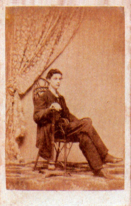 GABRIEL ROMAN POLANCO. Eduardo Román. 1865c. Cartagena. Copia en albúmina–gelatina. 8.9 x 5.7 cm. Propiedad Enrique Grau, Bogotá.