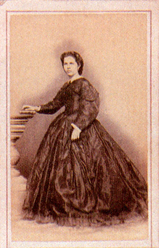 GABRIEL ROMAN POLANCO. Mercedes Pasos de Román. 1870c. Copia en albúmina?gelatina. 9.3 X 5.6 cm. Propiedad Enrique Grau, Bogotá.