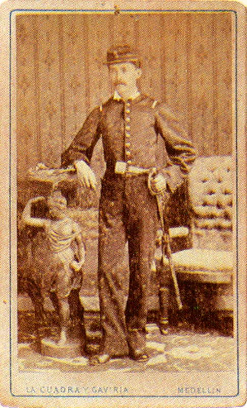 LA CUADRA Y GAVIRIA. Octavio Martínez. 1877. Medellín. Copia en albúmina. 9.2 x 5.5 cm. Propiedad F. Gil Tovar, Bogotá.