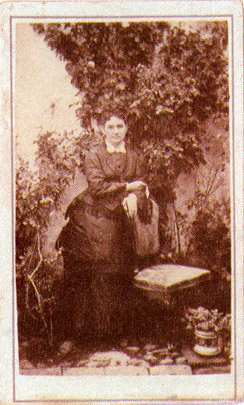 JUAN MARTINEZ LION. Ana Oleary. 1875c. Bogotá. Copia en albúmina?gelatina. 9. 1 X 5.5 cm. Colección Academia Colombiana de Historia, Bogotá.