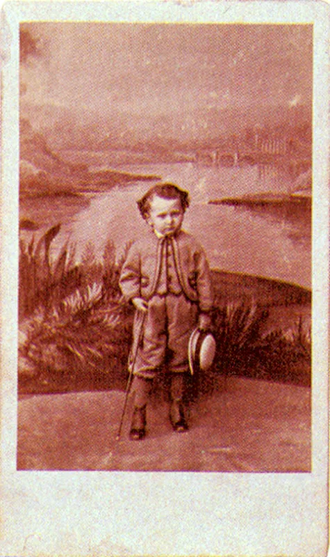 PAREDES & CIA. Retrato de niño. 1866c. Bogotá. Copia en albúmina. 8.4 x 5,4 cm. Propiedad Enrique Grau, Bogotá.