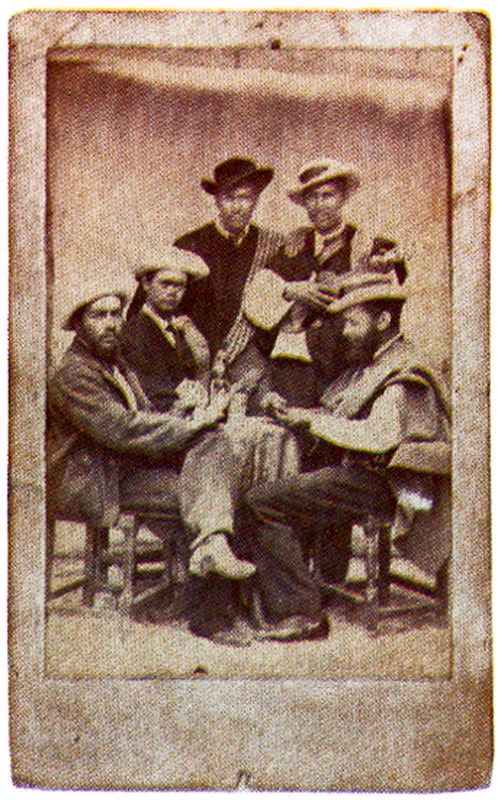 ANONIMO.
Grupo masculino. 1867.
Copia en albúmina. 8.2 x 5.2 cm.
Propiedad F. Gil Tovar, Bogotá