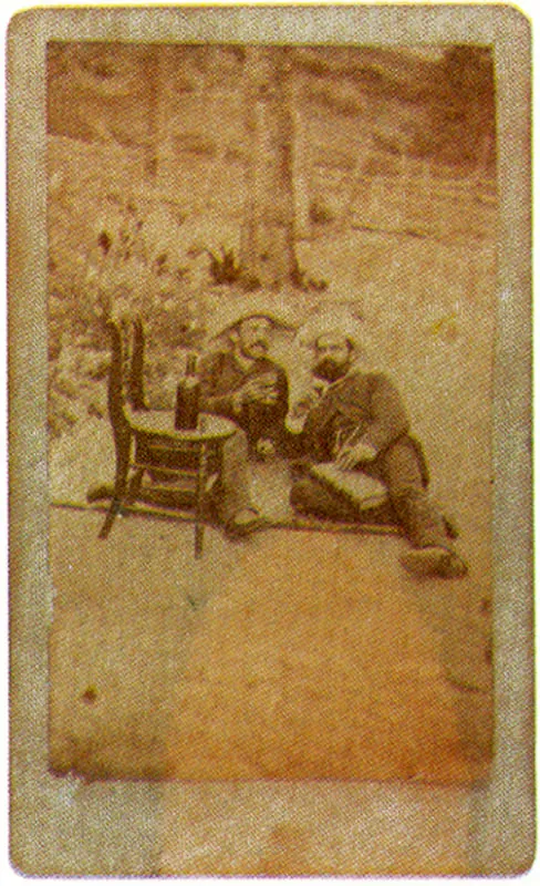 MARCO A. LAMUS. Hombres en exterior. 1885c. Ccuta. Copia en albmina. 8,8 X 5,4 cm. Propiedad familia Mutis Valdivieso, Bucaramanga. 