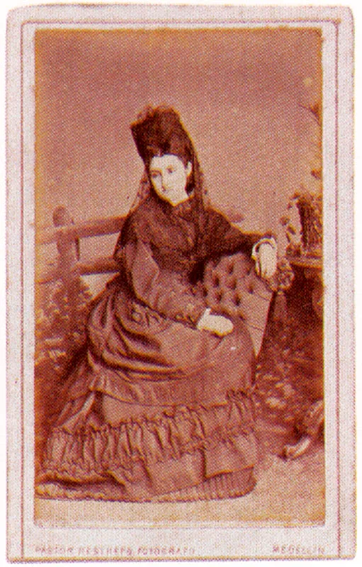 PASTOR RESTREPO.
Retrato femenino. 1871 c. Medellín.
Copia en albúmina. 9.0 x 5.2 cm.
Propiedad Enrique Gran, Bogotá,