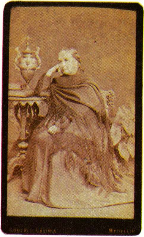 GONZALO GAVIRIA.  Retrato femenino. 1880c. Medelln. Copia en albmina. 9.3 x 5.5 cm. Propiedad particular, Bogot. 