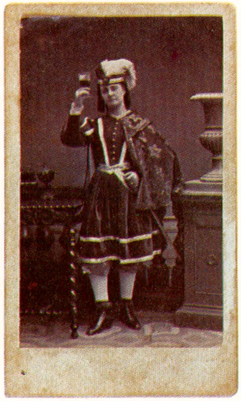 PAREDES & CIA. Cantante de ópera. 1866c. Bogotá. Copia en albúmina. 8.7 x 5.3 cm. Colección Academia Colombiana de Historia, Bogotá.