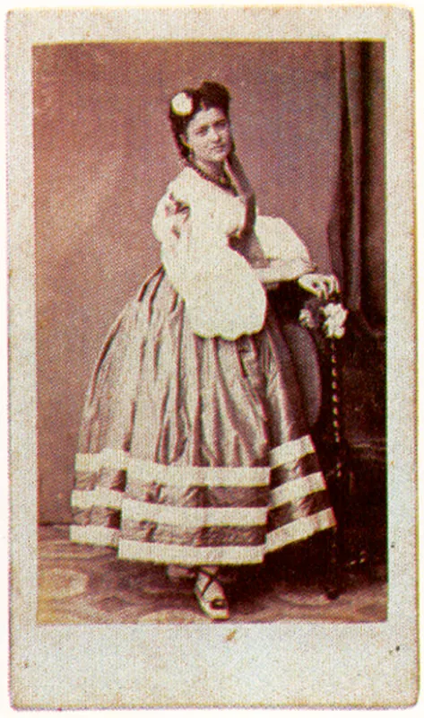 PAREDES & CIA, Cantante de ópera. 1866c. Bogotá, Copia un albúmina. 8.7 x 5.3 cm. Colección Academia Colombiana de 1 Historia, Bogotá.