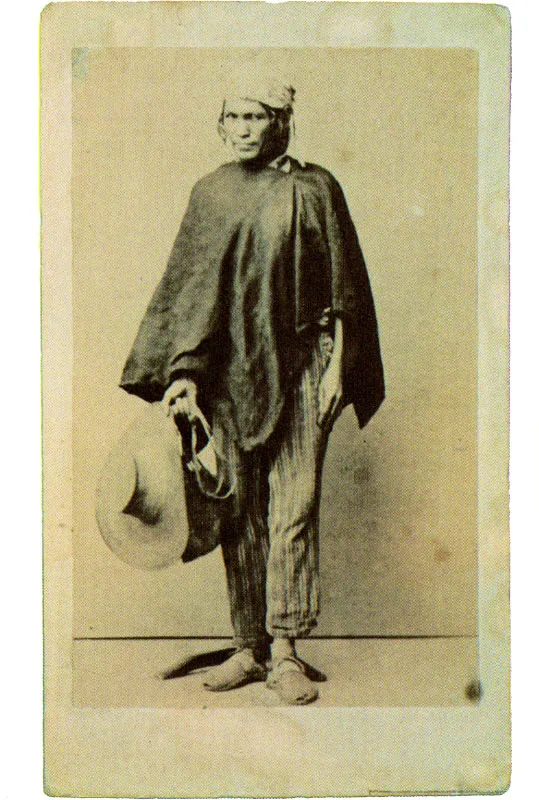 SATURNINO ZAPATA. Retrato de un soldado. Bogotá. 1890c. Copia en albúmina. 9.1 x 5.9 cm. Propiedad F. Gil Tovar, Bogotá.