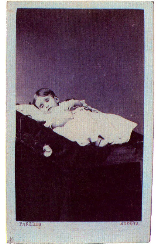 DEMETRIO PAREDES. Retrato de niño muerto. Bogotá. 1870c. Copia en albúmina. 9.2 x 5.5 cm. Propiedad particular, Bogotá.