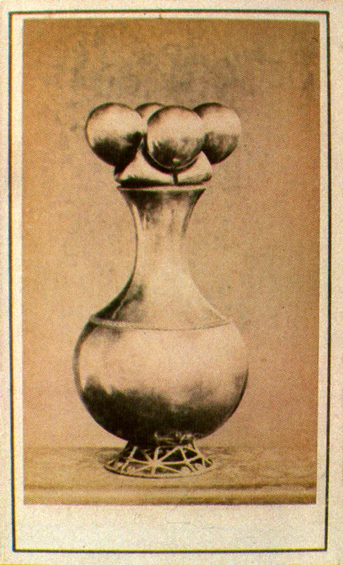 WILLS & RESTREPO. Poporo Quimbaya, Medellín. 1870c. Copia en albúmina. 8.9 X 5.4 cm. Propiedad Margarita García de Ramírez, Marinilla.