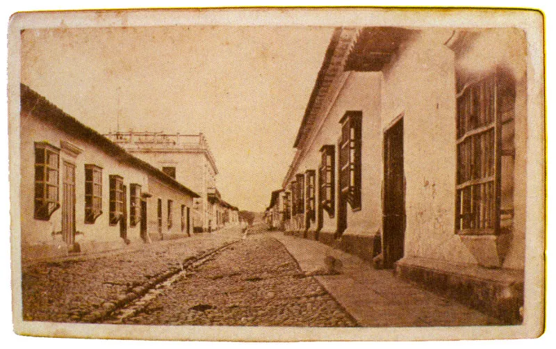 Atribuída a VICENTE PACINI. Calle del Comercio. Cúcuta. 1874c. Copia en albúmina. 5.5 X 9.4 cm. Colección Academia de Historia de Norte de Santander, Cúcuta.