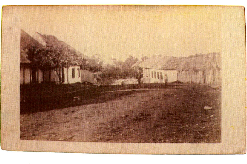 HENRI DUPERLY. Paisaje urbano. 1895c. Copia en albúmina. 5.7. X 8.1 cm. Propiedad Oswaldo Duperly y familia, Chía.