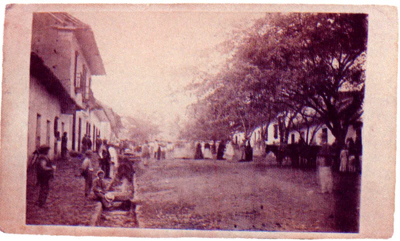 HENRI DUPERLY. 
Paisaje urbano. 1895c.
Copia en albmina. 5.7 X 8.7 cm.
Propiedad Oswaldo Duperly y Familia, Cha. 