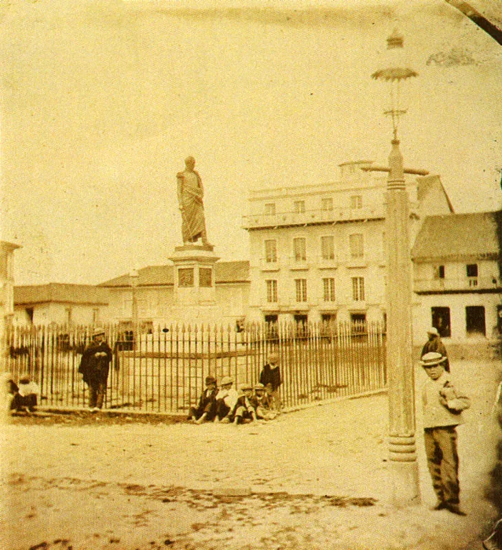 ANONIMO.
Estatua y Plaza de Bolívar. Bogotá.
1856.
Negativo de colodión copiado
posteriormente en papel gelatina.
11.5 x 9.9 cm.
Colección Museo Nacional, Bogotá.