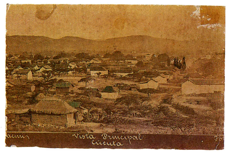 VICENTE PACINI. 
 Vista panormica de Ccuta. 1875.
 Copia en albmina?gelatina.
11.1 x 17.1 cm,
 Coleccin Academia de Historia de
 Norte de Santander, Ccuta. 