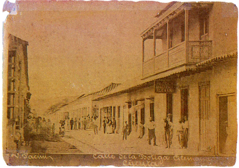 VICENTE PACINI.
Calle de la Botica Alemana. Cúcuta.
1875.
Copia en albúmina?gelatina.
11.8 x 16.4 cm.
Colección Academia de Historia de
Norte de Santander, Cúcuta.