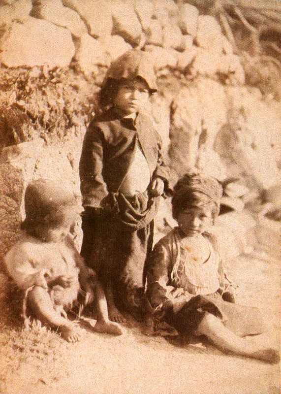 JULIO RACINES. Niños campesinos. 1885c. Copia en albúmina. 23.0 x 16.4 cm. Propiedad de Jorge Langlais, Bogotá.
