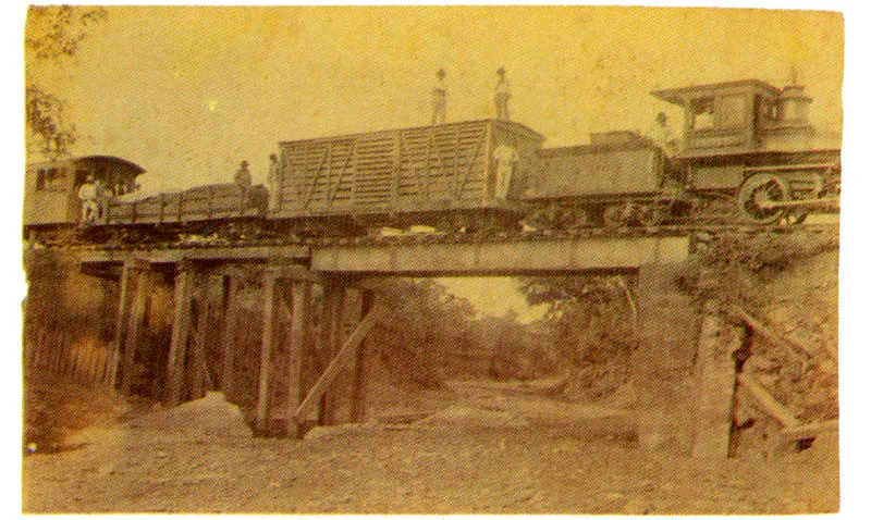 MARCO A. LAMUS.
Ferrocarril sobre puente. 1 890c.
Copia en albúmina. 14.2 x 20.2 cm.
Propiedad Antonio García Herreros,
Cúcuta.