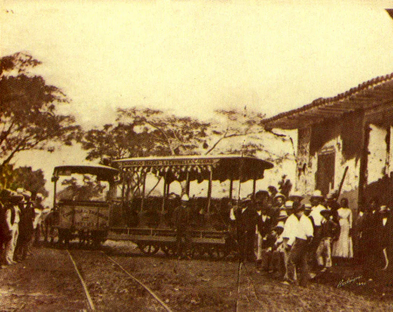 MELITON RODRIGUEZ. Tranvías en Medellín. 1896. Copia reciente de negativo gelatina vidrio. 20.1 X 25.1 cm. Archivo Fotografía Rodríguez, Medellín.
