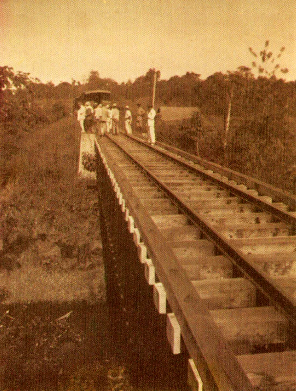 QUINTILIO GAVASSA. 
 Lnea   de ferrocarril. Copia reciente
 de negativo nitrato. 17.8 x 12.5 cm.
 Propiedad Luis Enrique Figueroa,
 Bucaramanga. 