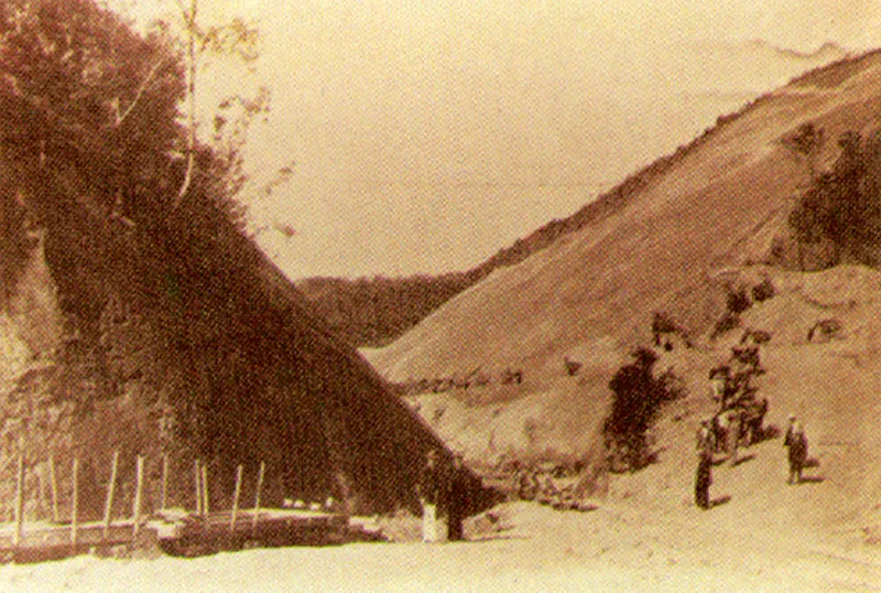 BENJAMIN DE LA CALLE.  Construccin del Ferrocarril de Amag. 1915c. copia en gelatina. 12.3 x 17.3 cm. Propiedad, Jorge Arias de Greiff, Bogot. 