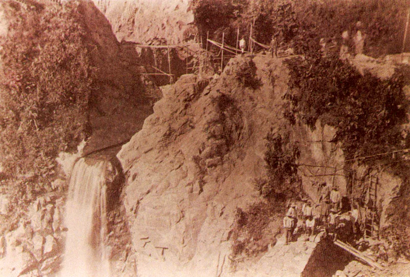 BENJAMIN DE LA CALLE.
construcción del Ferrocarril
de Amagá. 1915c.
Copia en gelatina. 1 1.7 x 17.0 cm.
Propiedad Jorge Arias de Greiff,
Bogotá.